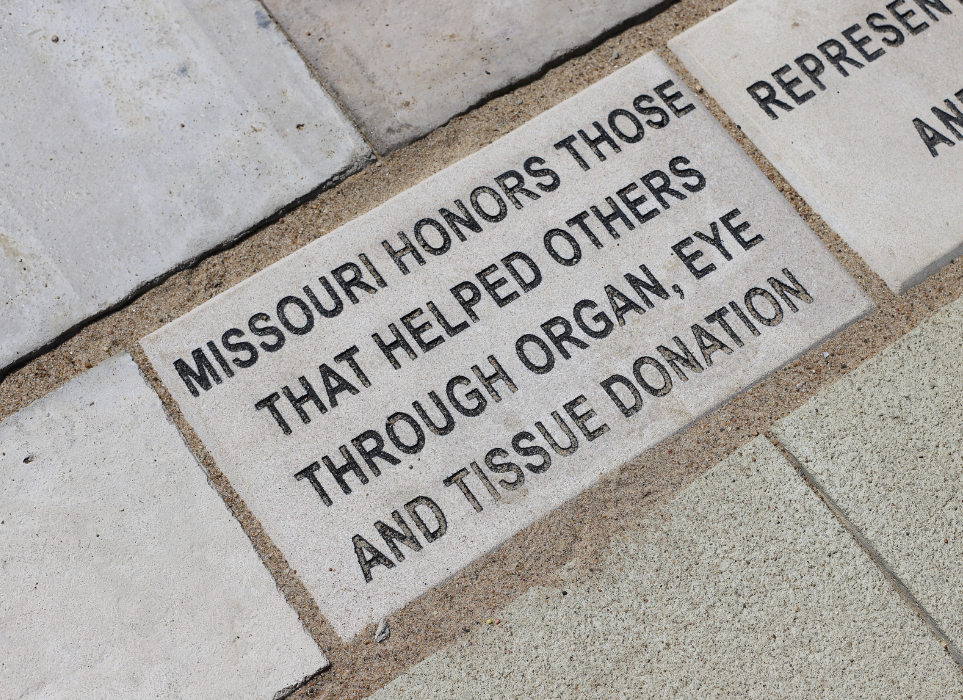 A gray brick outside the Missouri capitol that says, "Missouri honors those that helped others through organ, eye and tissue donation."